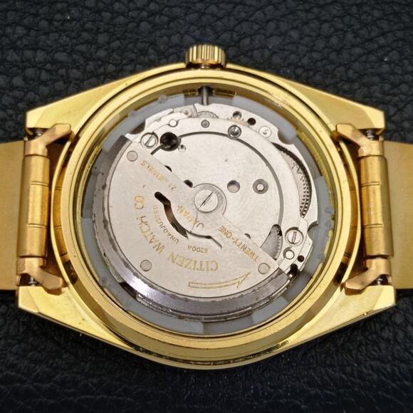 Vintage 1987 Arabic Citizen Automatic Mens Gold Watch W/daydate & Red accents - Picture 9 of 10